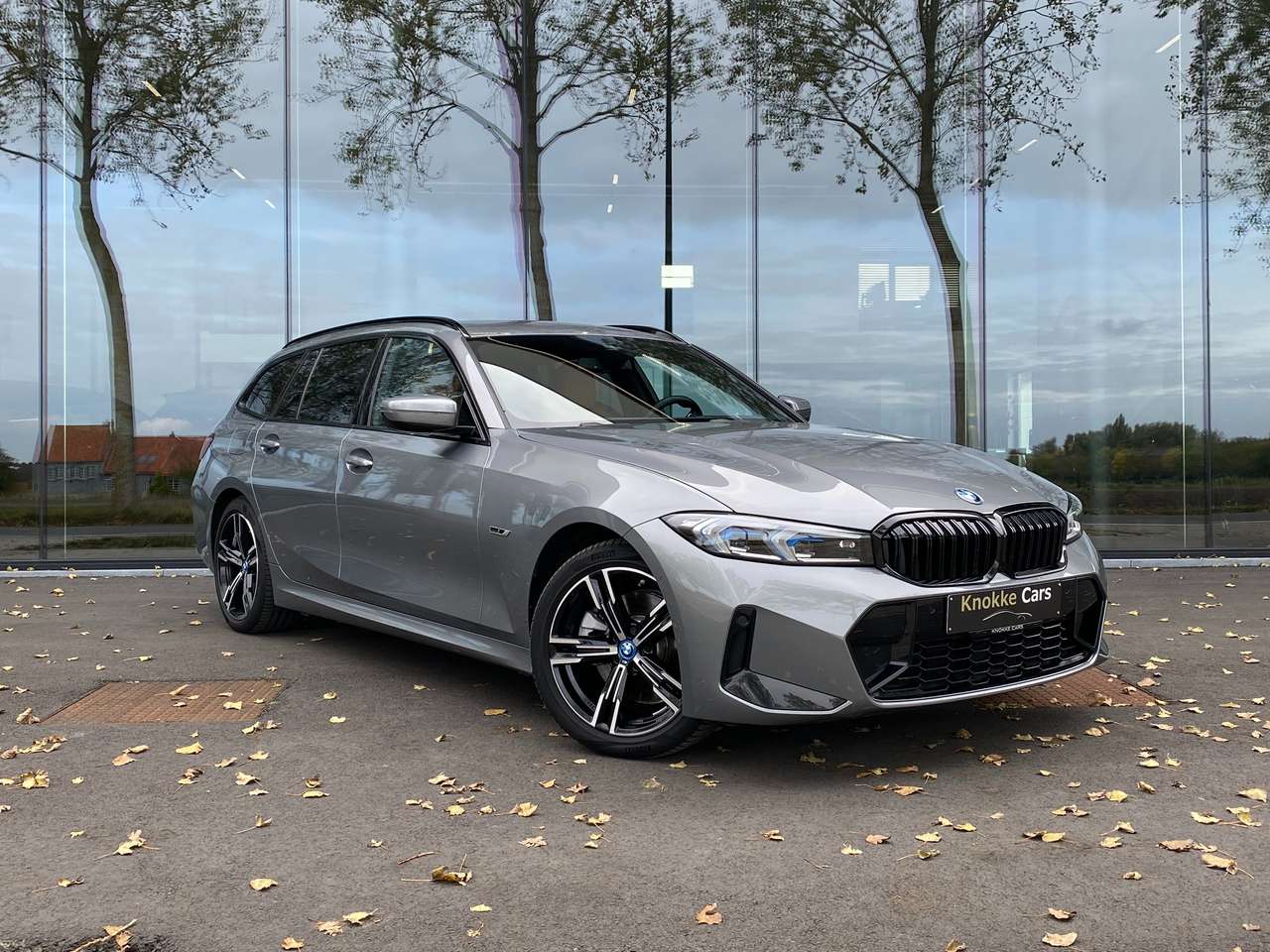 BMW 330 M-Sportpakket compleet,Leder,Parkeerhulp,Apple car