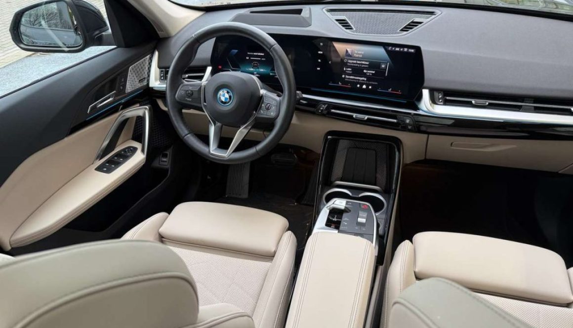 BMW iX1 Leder beige,Panoramisch dak,Head up,Sportcomfort