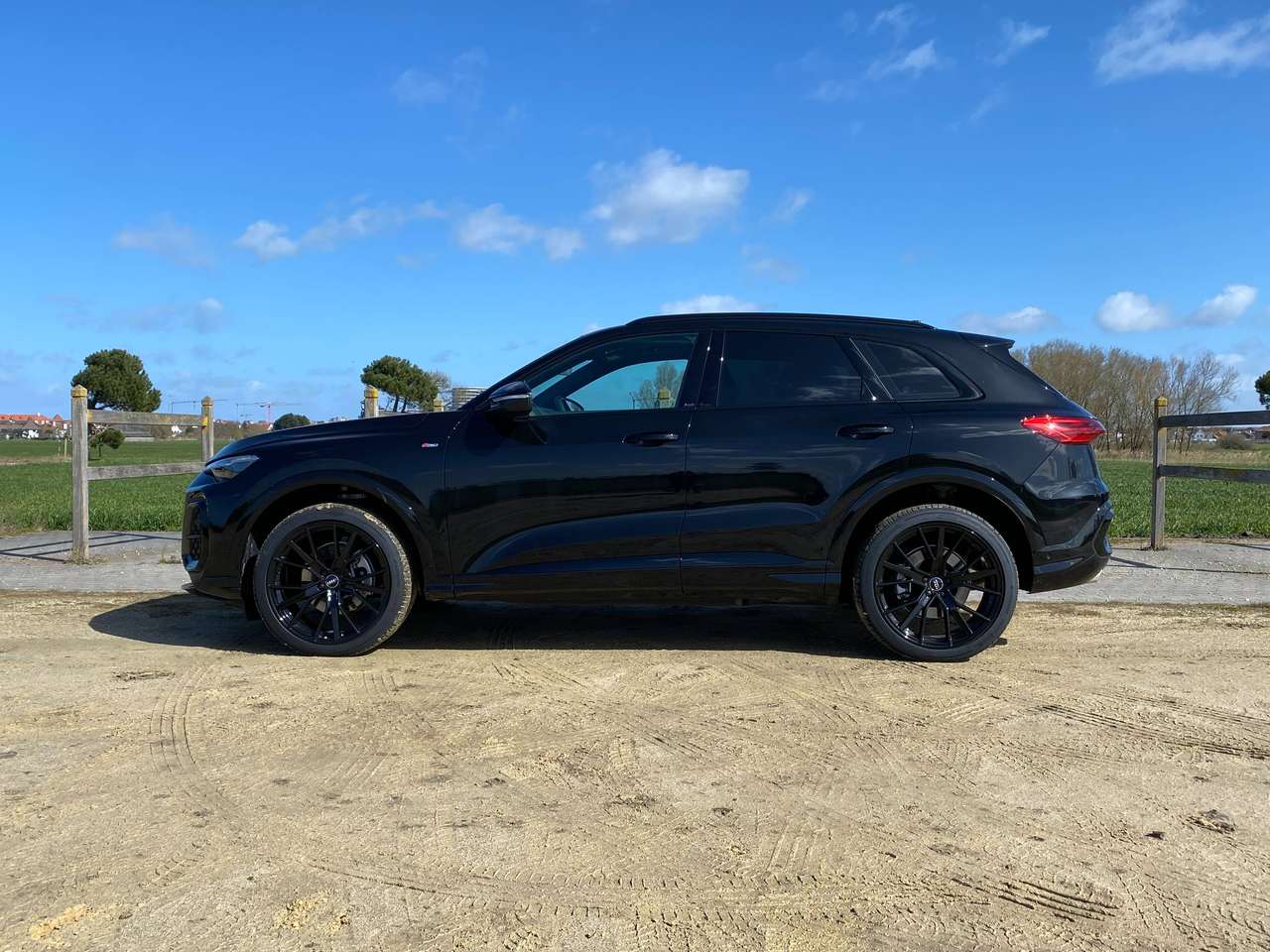 Audi Q5 S-Line Uitvoering,Sfeerverlichting,Verw zetels,Camera,Adaptieve cruiscontrol,Elektrische koffer,LED koplichten,Black Pack