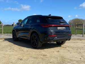 Audi Q5 S-Line Uitvoering,Sfeerverlichting,Verw zetels,Camera,Adaptieve cruiscontrol,Elektrische koffer,LED koplichten,Black Pack