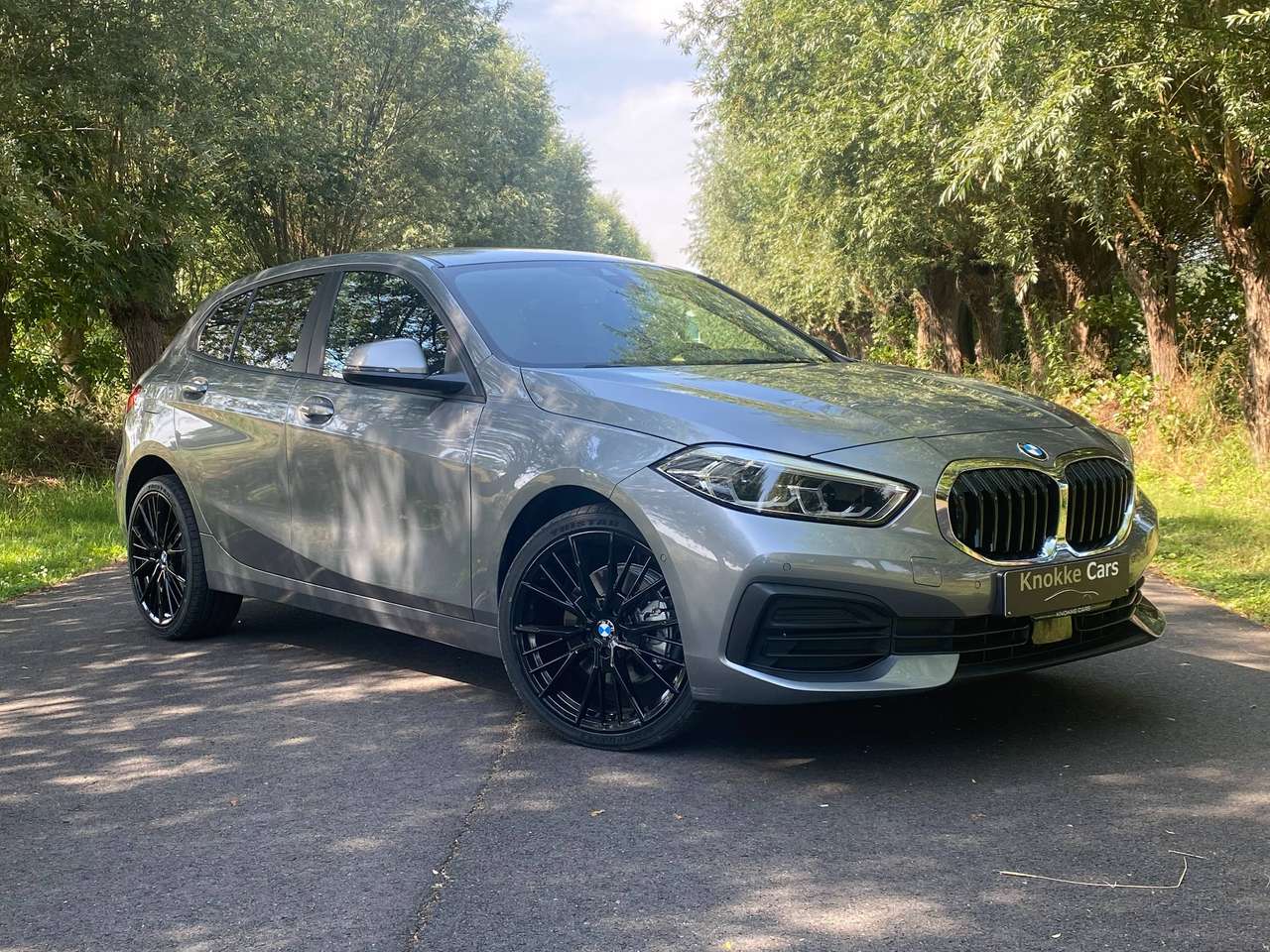 BMW 118 Parkassist voor/achter+Camera,Navigatie,automaat,Privacy glas,Alulunium 19′ velgen,Cruiscontrol,NIEUWE STAAT