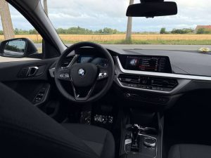 BMW 118 Parkassist voor/achter+Camera,Navigatie,automaat,Privacy glas,Alulunium 19′ velgen,Cruiscontrol,NIEUWE STAAT