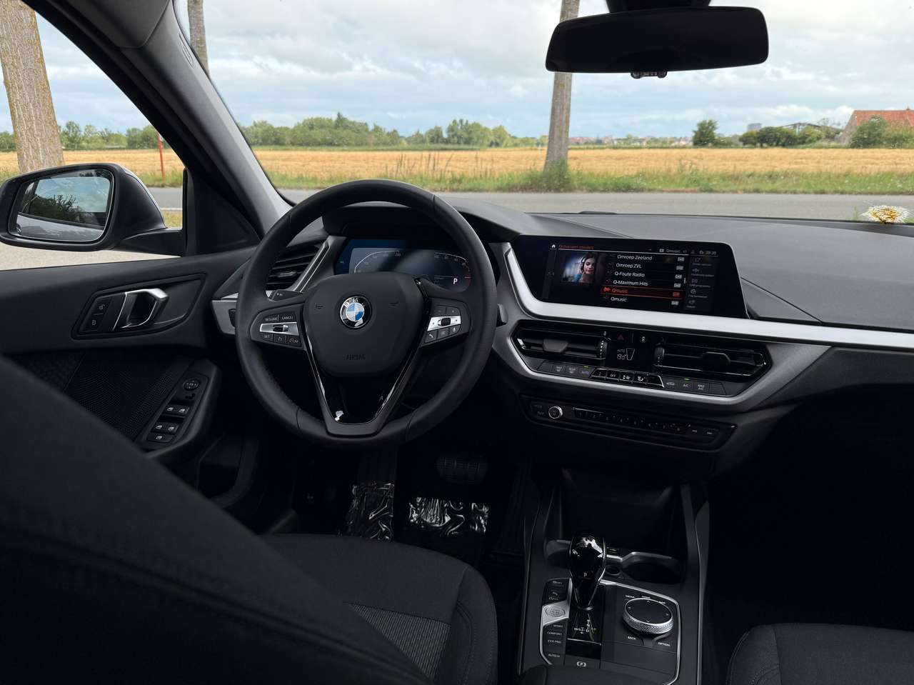 BMW 118 Parkassist voor/achter+Camera,Navigatie,automaat,Privacy glas,Alulunium 19′ velgen,Cruiscontrol,NIEUWE STAAT