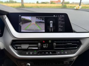 BMW 118 Parkassist voor/achter+Camera,Navigatie,automaat,Privacy glas,Alulunium 19′ velgen,Cruiscontrol,NIEUWE STAAT