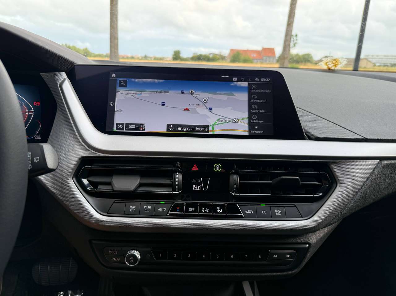 BMW 118 Parkassist voor/achter+Camera,Navigatie,automaat,Privacy glas,Alulunium 19′ velgen,Cruiscontrol,NIEUWE STAAT