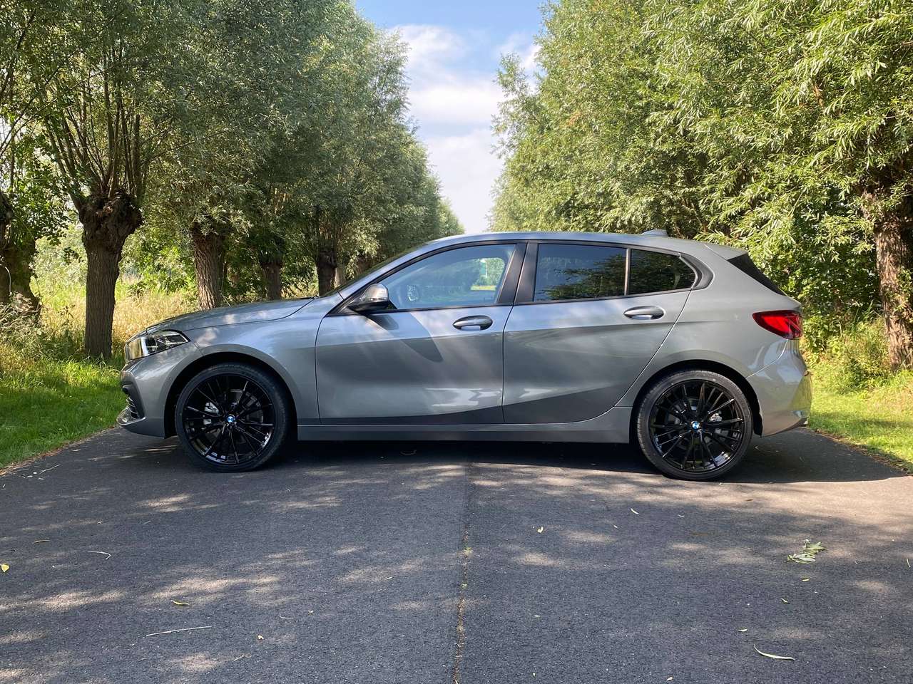 BMW 118 Parkassist voor/achter+Camera,Navigatie,automaat,Privacy glas,Alulunium 19′ velgen,Cruiscontrol,NIEUWE STAAT