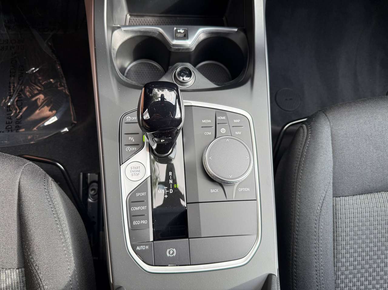 BMW 118 Parkassist voor/achter+Camera,Navigatie,automaat,Privacy glas,Alulunium 19′ velgen,Cruiscontrol,NIEUWE STAAT