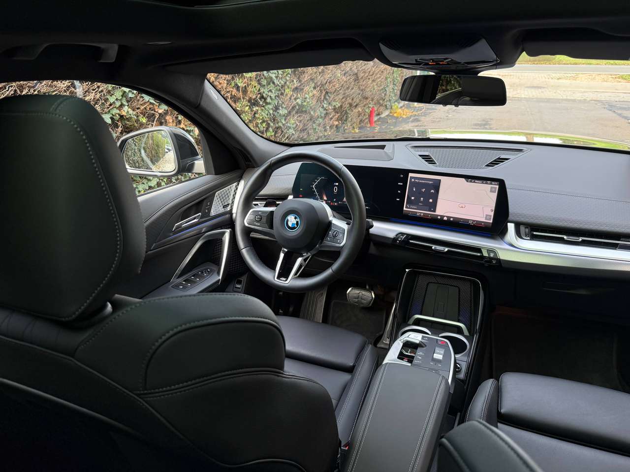 BMW iX2 M Edition,Leder Sport,Navigatie,Harmon muziek,LED Lichten,Camera,Elektrische koffer,Privacy Glas,Aluminum Sportvelg