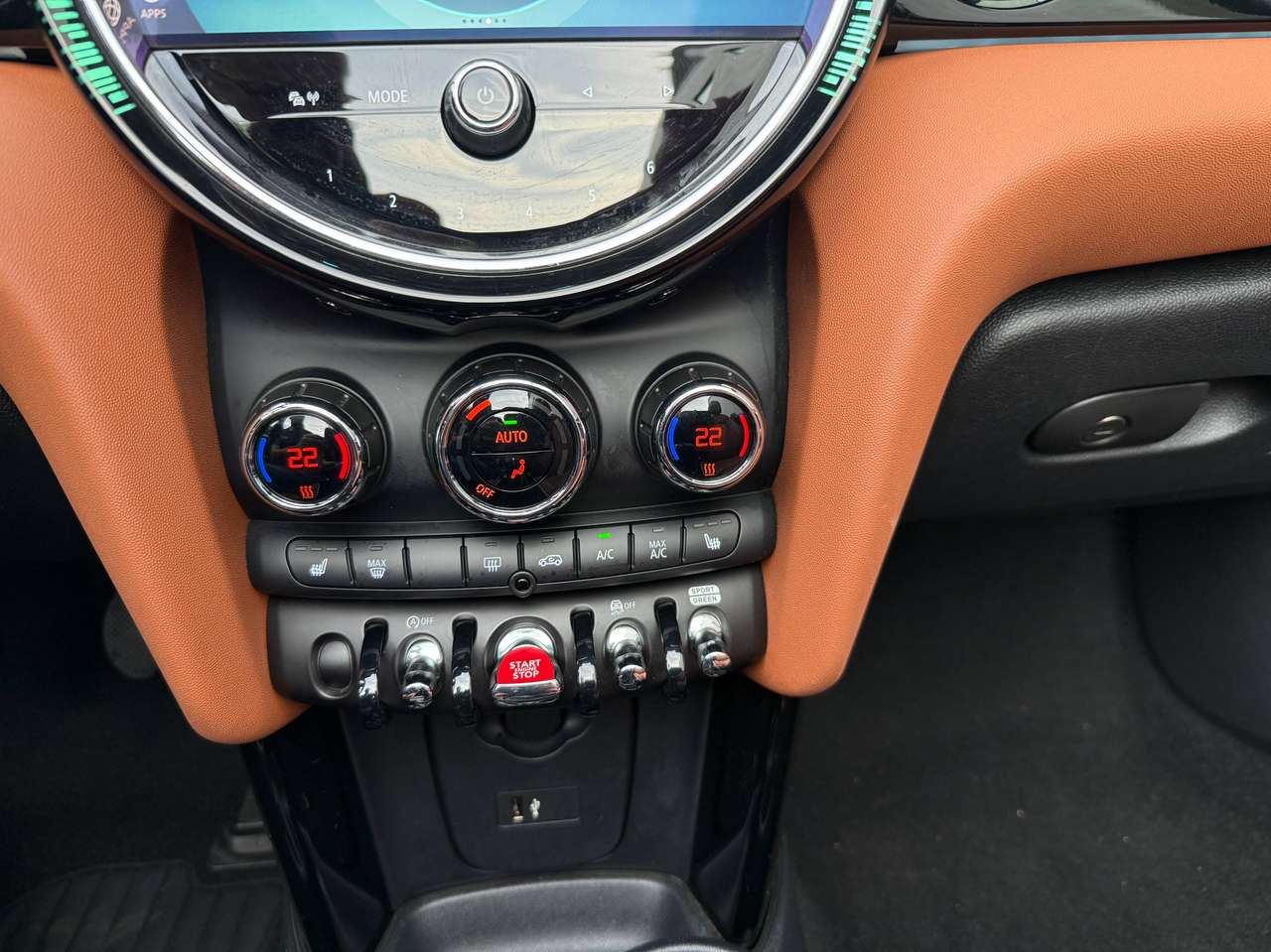 MINI Cooper Cabrio Leder bruin,Sportzetels,Verwarmde zetels,Leder Sportstuir,Naviagtie,Comforttoegang,Elektrisch kap,LED lichten,Parkassist